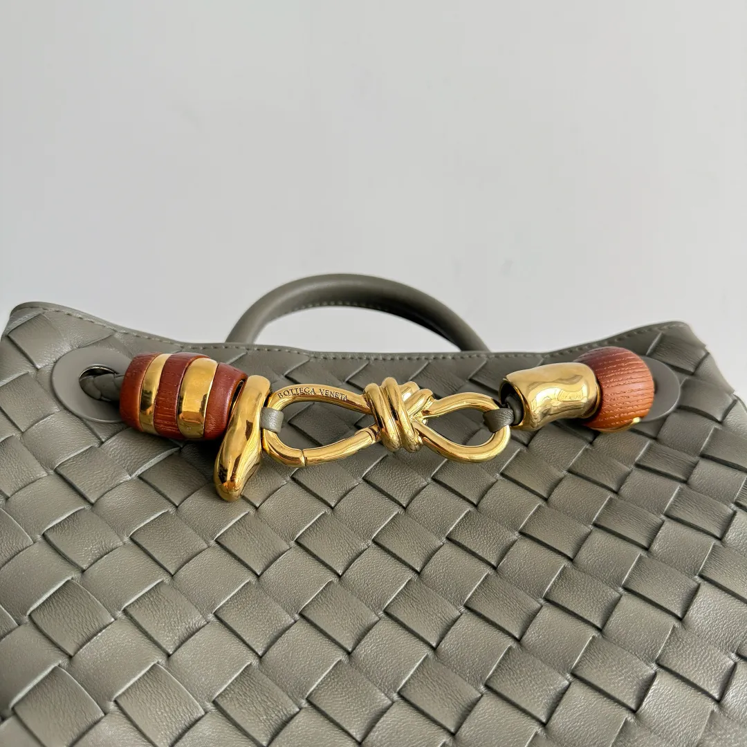 The new Andiamo batch of 3060 BV is shipped‼ ️The classic intercciato weaving process is used to create a soft bag, the metal knot is made of micro-cast aluminum using jewelry technology🪢, and the decorative beads are made of metal and hand-polished oak, allowing you to jump repeatedly between elegance and fun💃, making it unpredictable. Classic and versatile, it shows off your temperament, and the bag has a large capacity, making it very convenient for daily commuting! It has a variety of carrying methods, the shoulder straps can be adjusted by yourself, the original lambskin feels soft and delicate, and the unisex style breaks gender boundaries and brings a more practical and long-lasting use experience. The Andiamo, which has both elegant and casual styles, perfectly interprets the "fashionable old money style". Style number: 743568+wood hardware Color: cypress green Size: 25*22*10.5cm